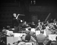 880334 Afbeelding van een repetitie van het Utrechts Symphonie Orkest (U.S.O.) voor het openingsconcert in ...
